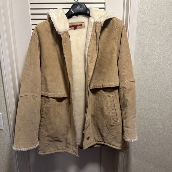 Very heavy and warm Genuine leather women coat /jacket . Looks like new - Picture 1 of 12